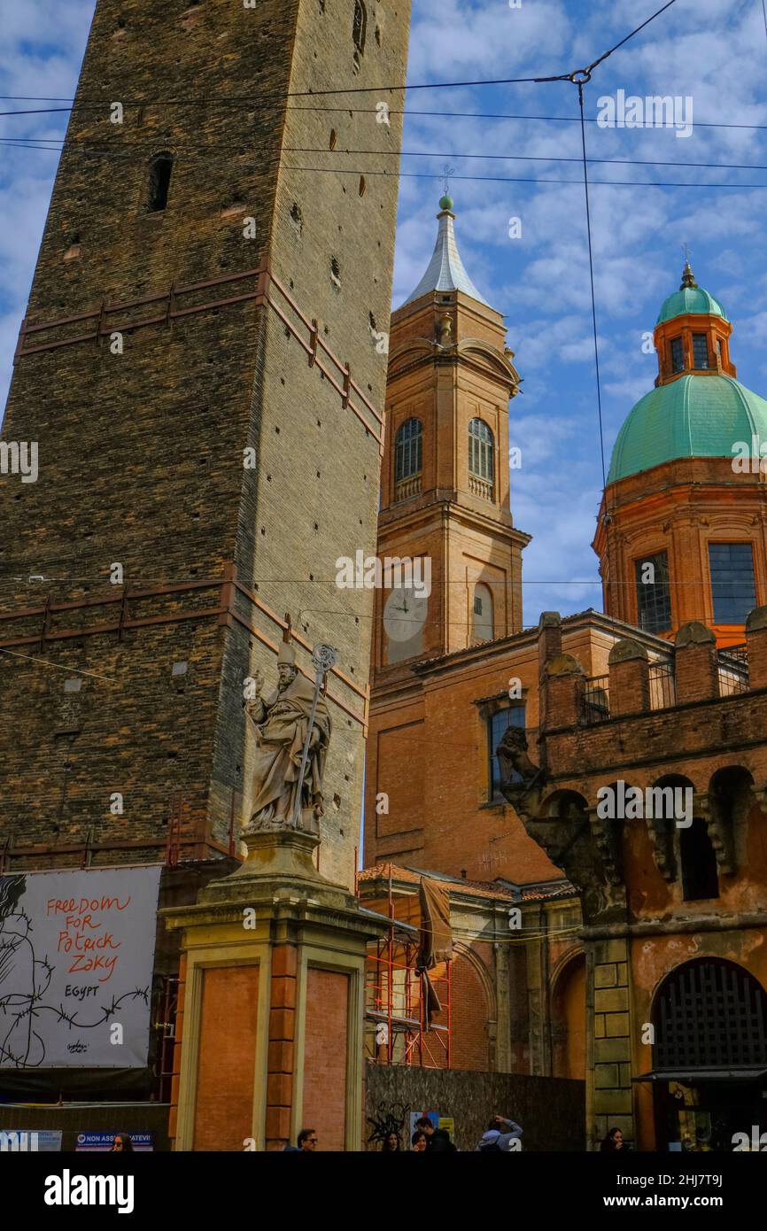Ottobre 2021 Bologna, Italia: Torre Asinelli, due torri nel centro storico della città attraverso il cielo e la cupola del complesso di Santo Stefano / Basilica d Foto Stock