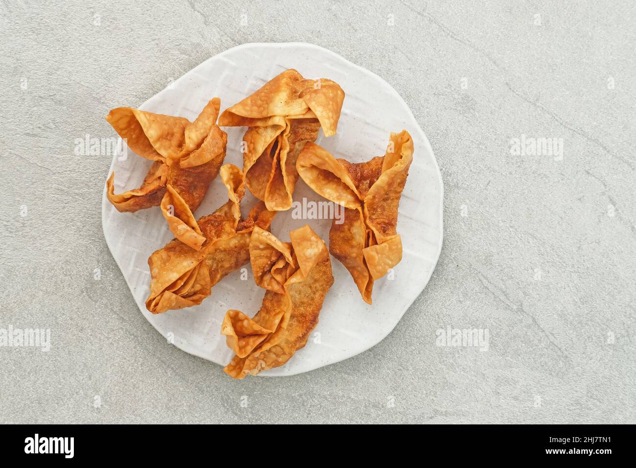 Pangsit, Pangsit Goreng, delizioso Pangsit Ayam Goreng (pollo fritto Dumpling), cibo tradizionale indonesiano a base di farina e pollo. Foto Stock