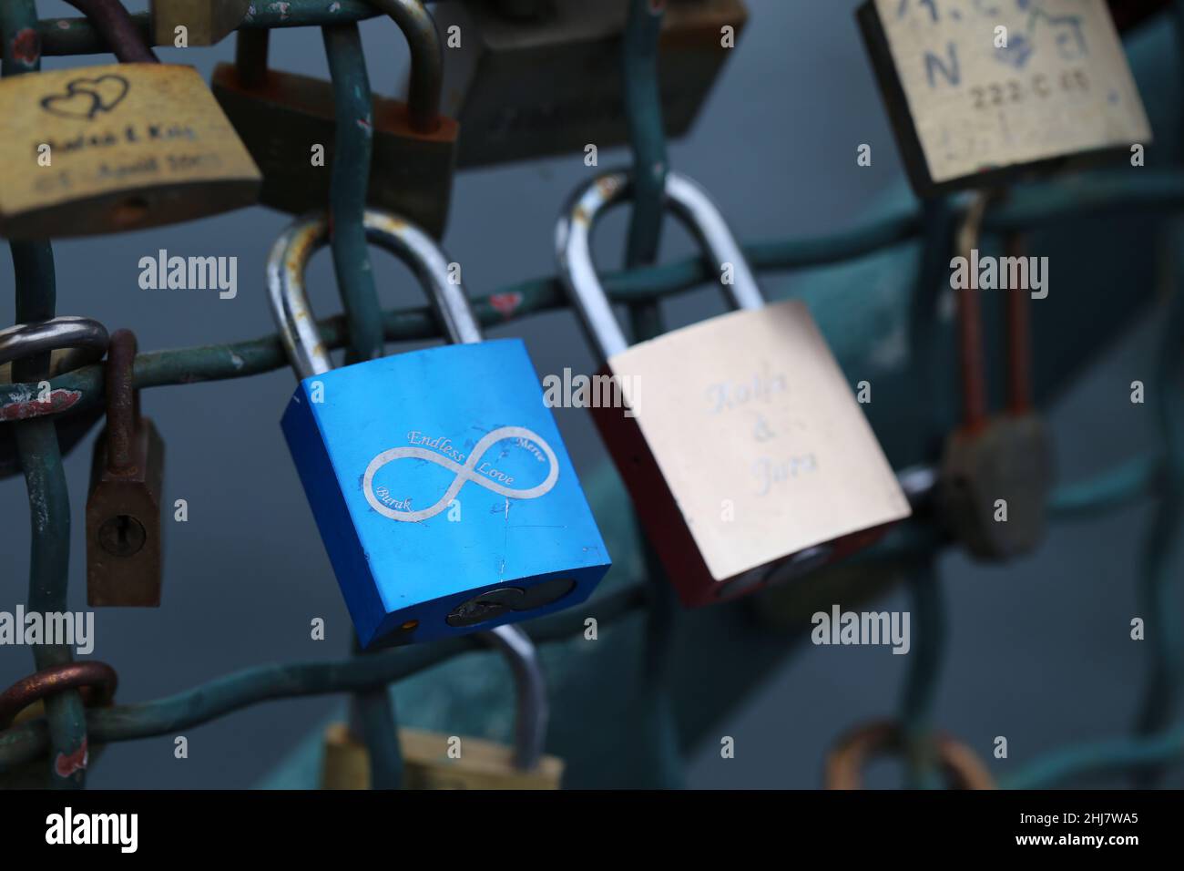 Lovelocks a Zürich, Svizzera. Marzo 2020. Abbondanza di serrature che simboleggiano amore, felicità, relazione e stare insieme per sempre. Vacanza perfetta! Foto Stock