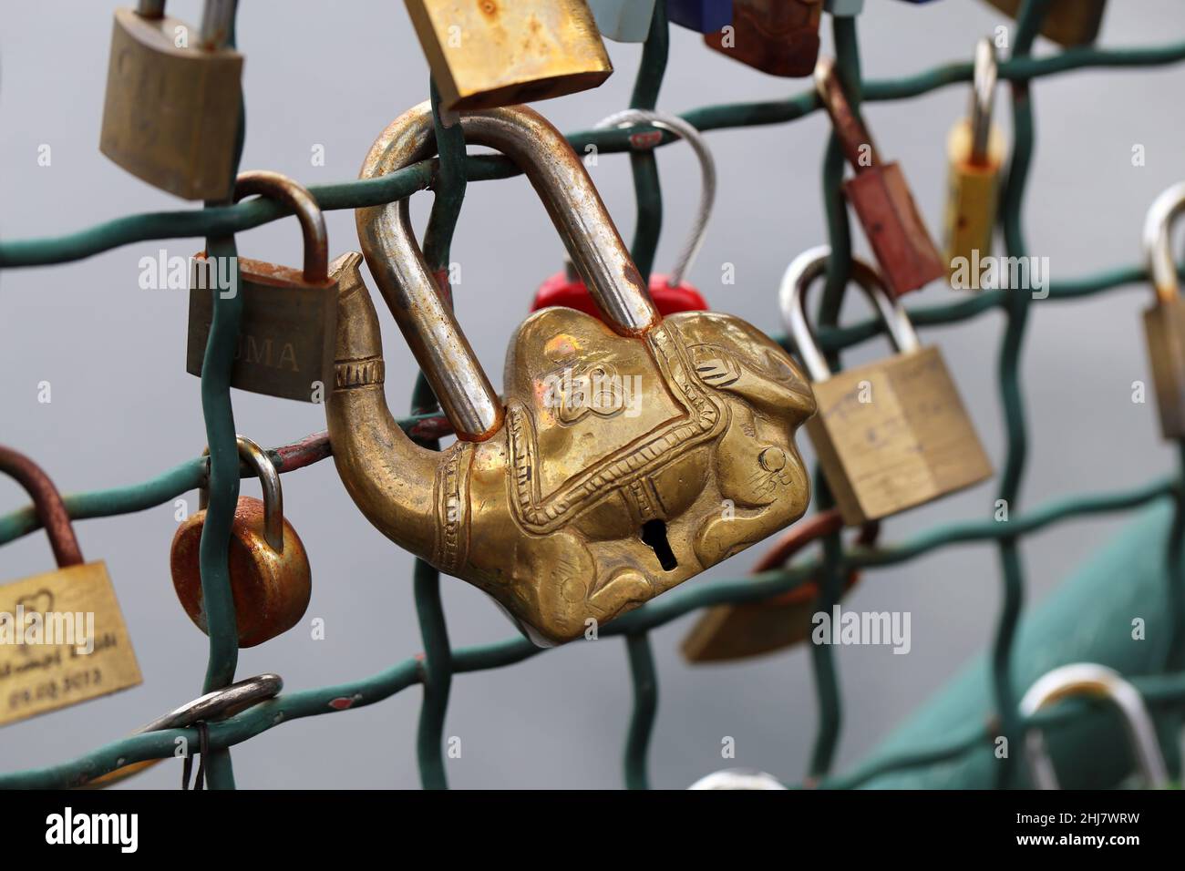 Lovelocks a Zürich, Svizzera. Marzo 2020. Abbondanza di serrature che simboleggiano amore, felicità, relazione e stare insieme per sempre. Vacanza perfetta! Foto Stock