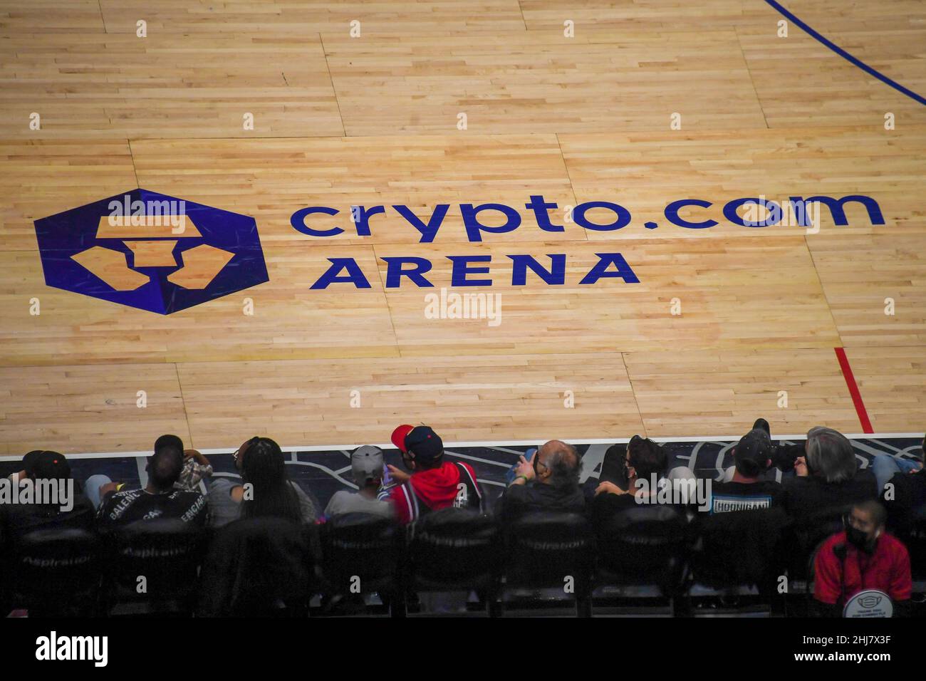 Crypto.com la segnaletica Arena è vista durante una partita di pallacanestro NBA tra LA Clippers e Brooklyn Nets, lunedì 27 dicembre 2021, a Los Angeles. T Foto Stock