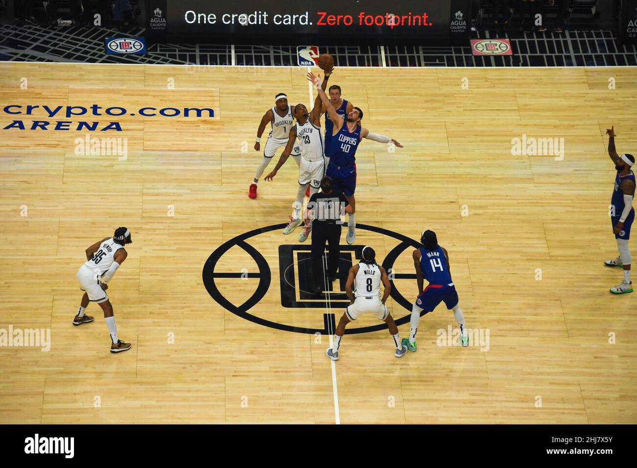 Brooklyn Nets Forward NIC Claxton (33) e LA Clippers centro Ivica Zubac (40) saltano alla palla durante una partita di pallacanestro NBA, Lunedi, 27 dicembre 2021, i Foto Stock