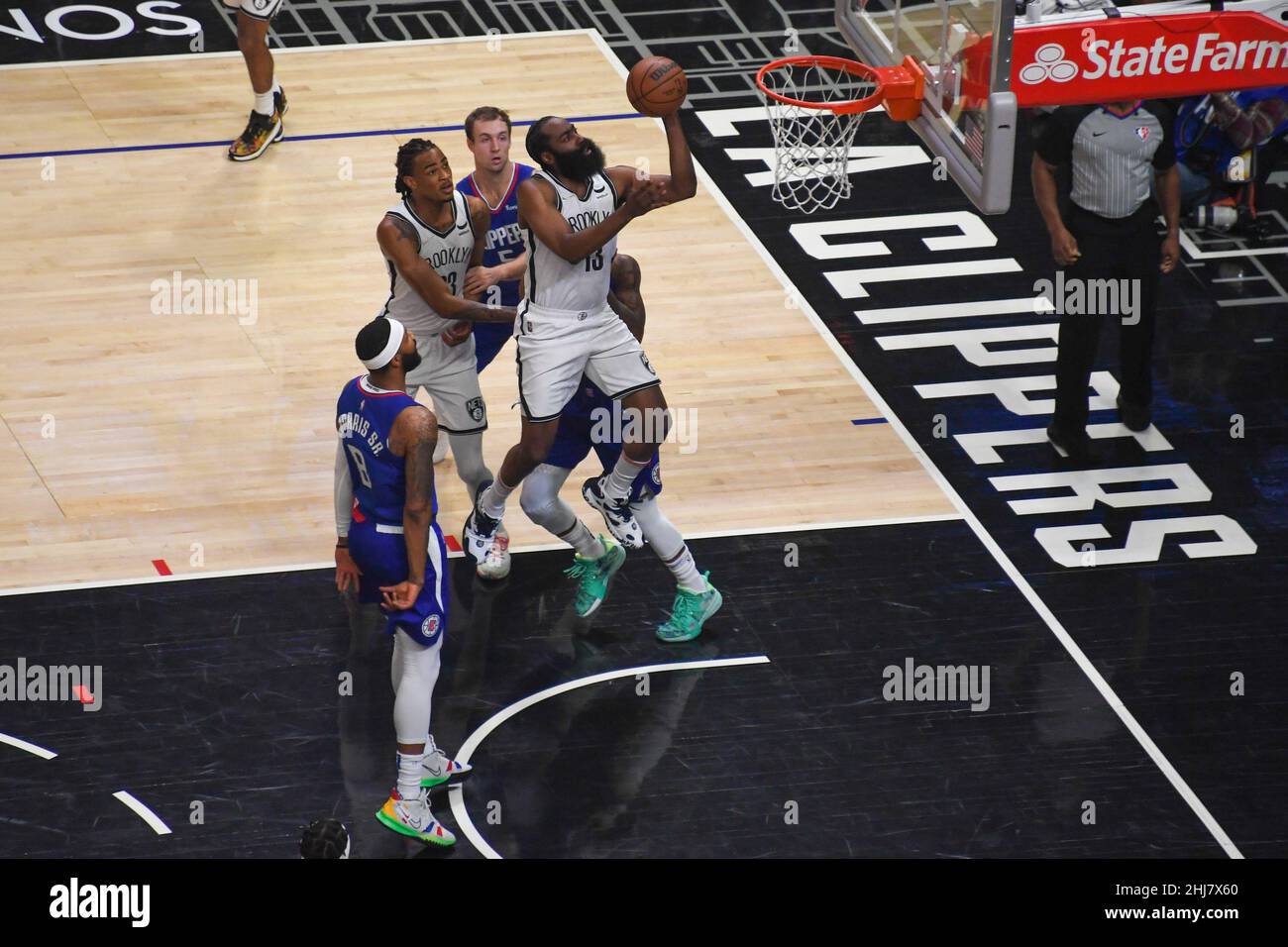 Brooklyn Nets Guard James Harden (13) spara la palla durante una partita di pallacanestro NBA contro la LA Clippers, Lunedi, 27 dicembre 2021, a Los Angeles. Il Foto Stock