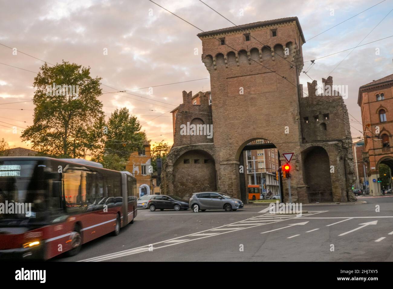 2021 ottobre Bologna, Italia: Porta di Zamboni o San Donato a Bologna porta  Zamboni o porta San Donato attraverso il traffico cittadino Foto stock -  Alamy