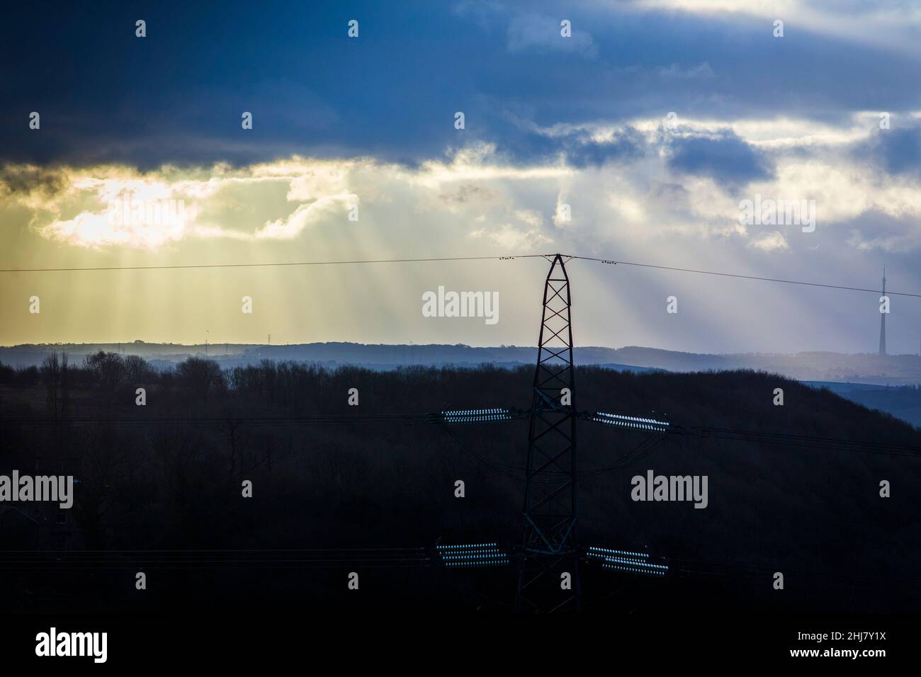 Halifax, West Yorkshire, Regno Unito. 27th Jan 2022. Meteo Regno Unito. Luci di mattina presto sopra il paesaggio di Pennine di Calderdale vicino Halifax, Yorkshire occidentale, Regno Unito, osservato da Bradford Road, Stump Cross, Halifax. È una mattina fredda e ventosa. Foto Stock