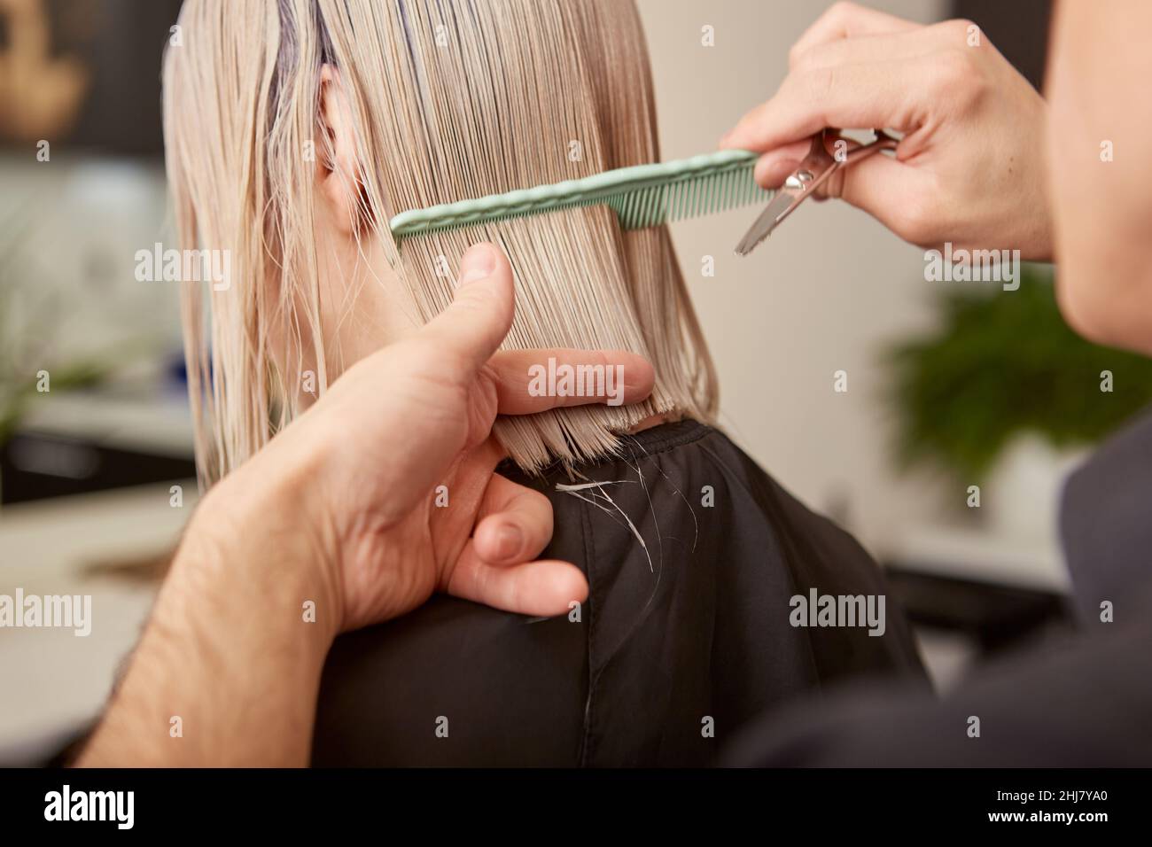 Parrucchiere pettinatura e taglio capelli donna in salone di bellezza Foto Stock