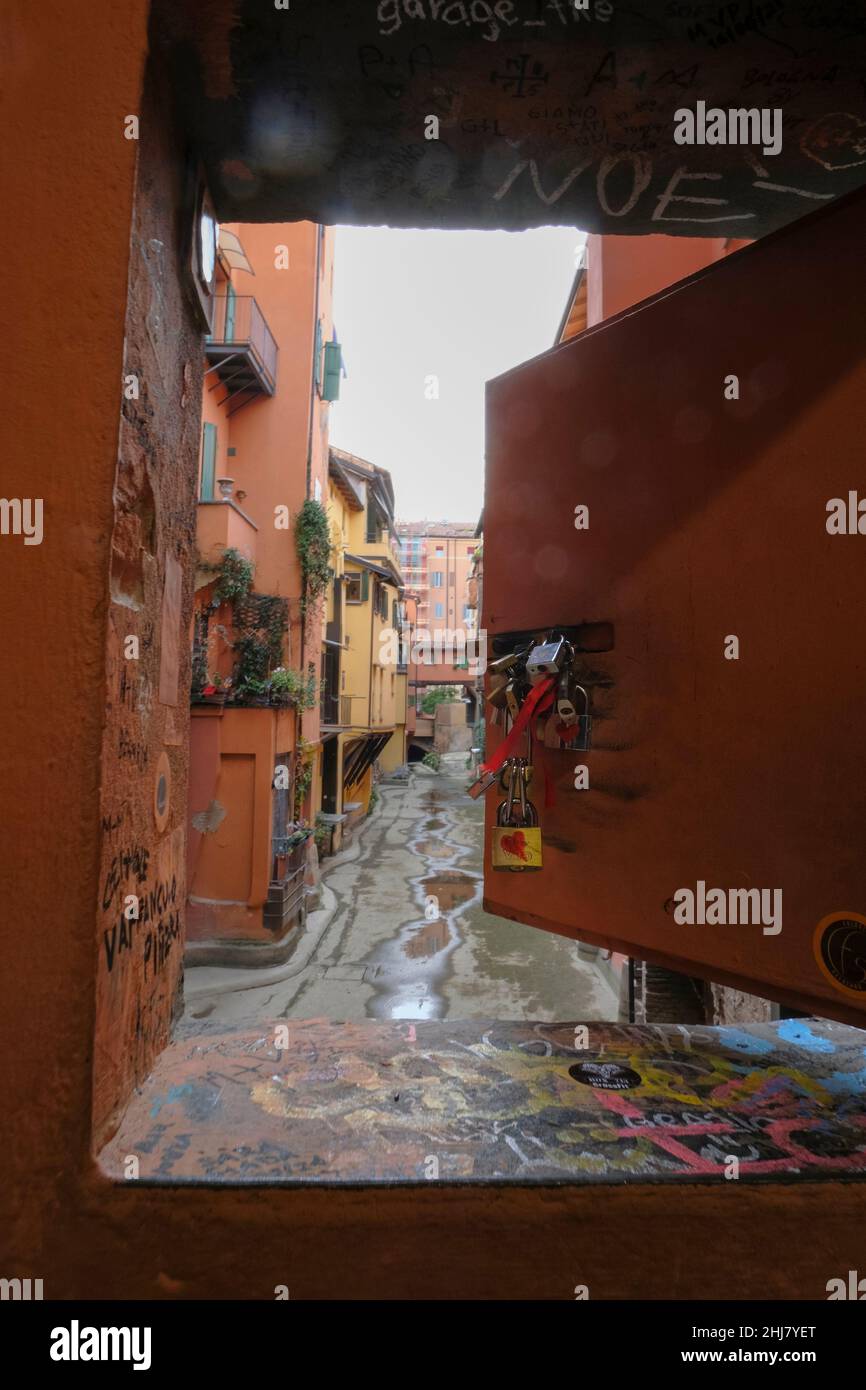 Ottobre 2021 Bologna, Italia: Finestrella di Via Piella a Bologna, Italia.  La finestra sul canale della città. Luoghi segreti. Destinazioni di viaggio  Foto stock - Alamy