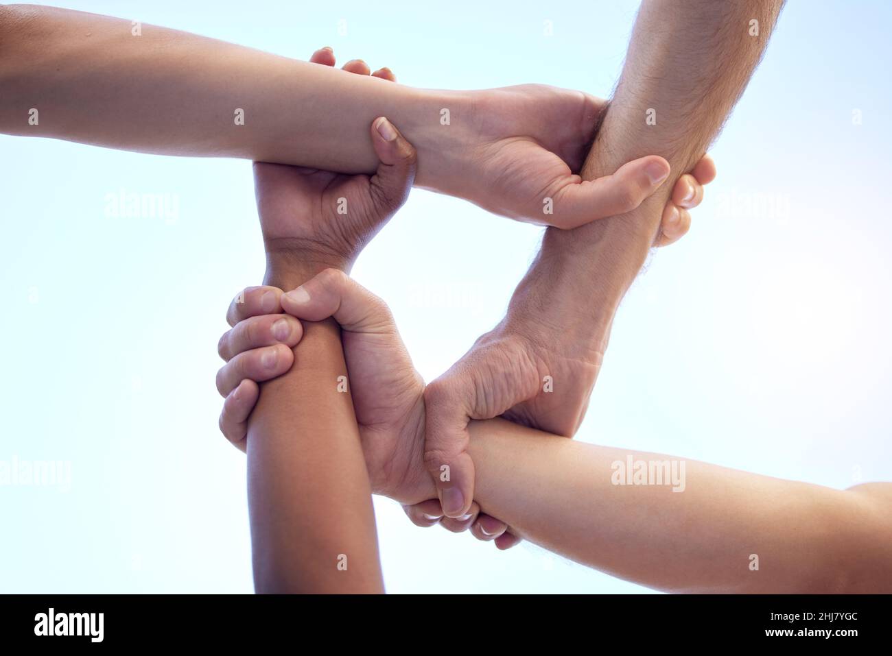 Nessuna discriminazione tra il nostro team. Sparato di un gruppo di persone diverse con le loro armi interconnesse. Foto Stock