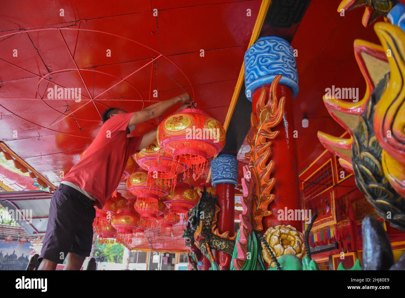 Un operaio mette le lanterne in preparazione alle celebrazioni del Capodanno cinese al Tempio di Amurva Bhumi, Jakarta, Indonesia, giovedì 27 gennaio, 2022. I cinesi di tutto il mondo festeggeranno l'inizio dell'anno della Tigre il 1 febbraio (foto di Ahmad Soleh/Sipa USA) Foto Stock