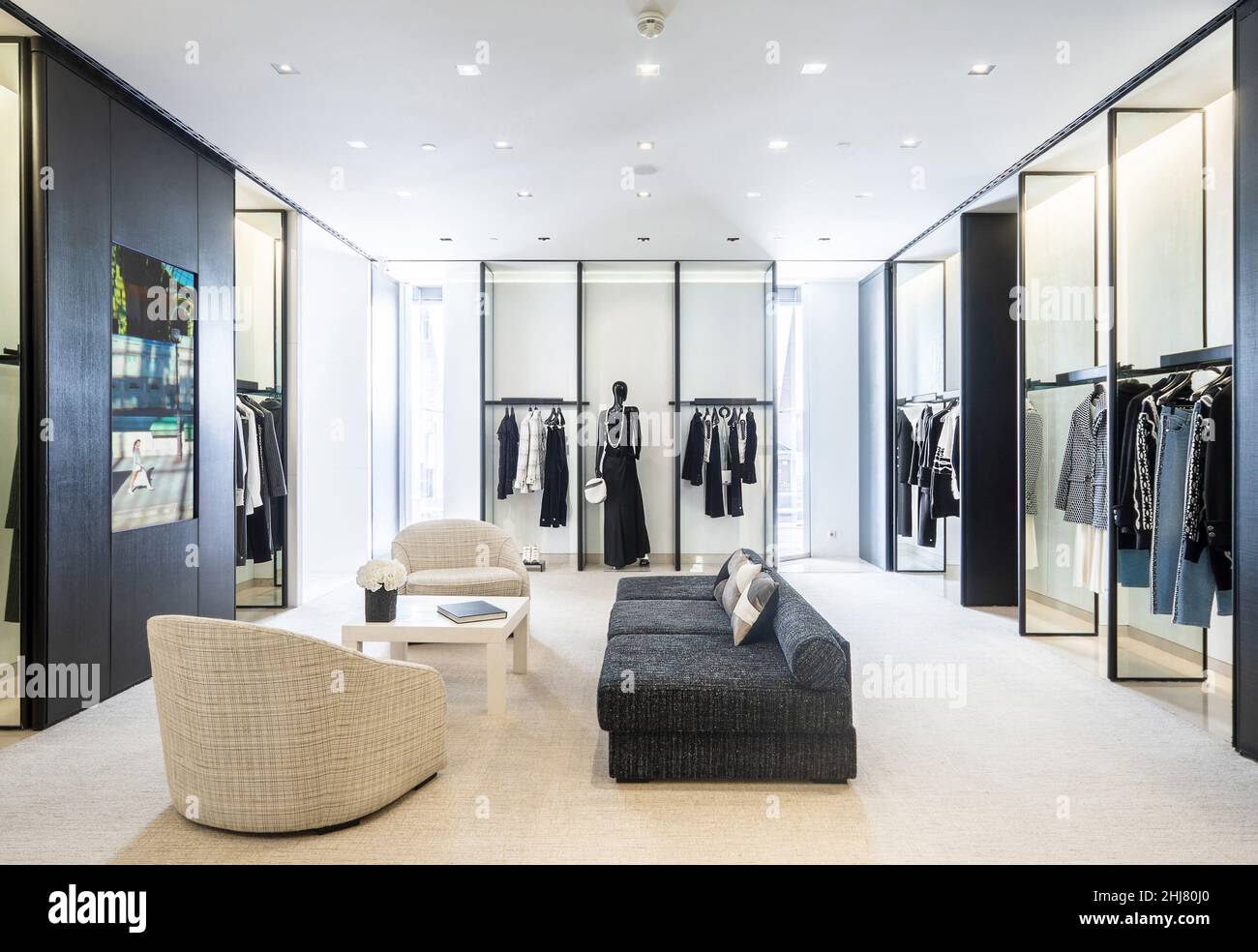 Kiev, Ucraina, 28 luglio 2018. Interno di Chanel Boutique - showroom di lusso di alta moda. Salone di vendita. Foto Stock