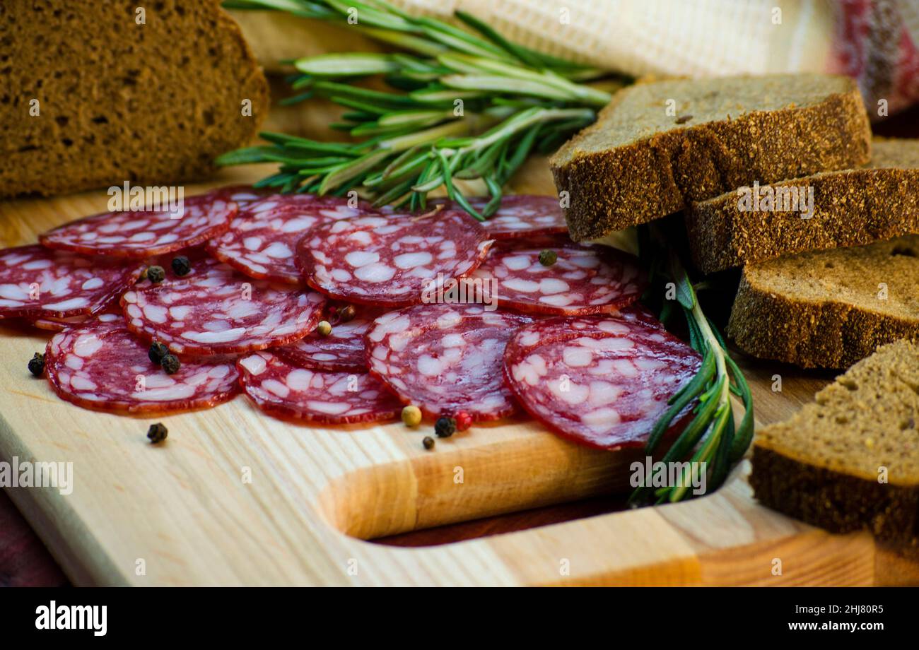 salame affumicato con strutto e pane primo piano Foto Stock