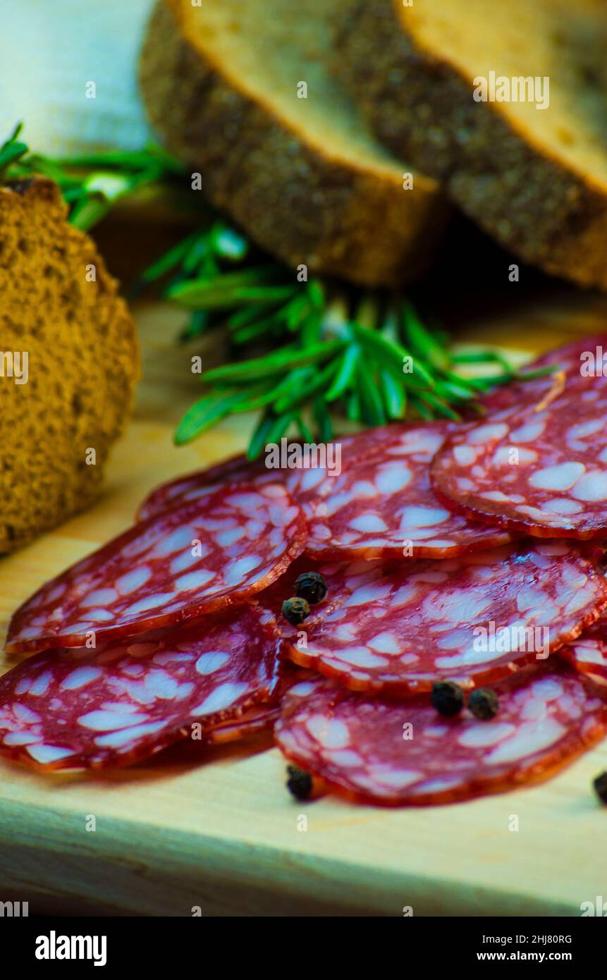 salame affumicato con strutto e pane primo piano Foto Stock