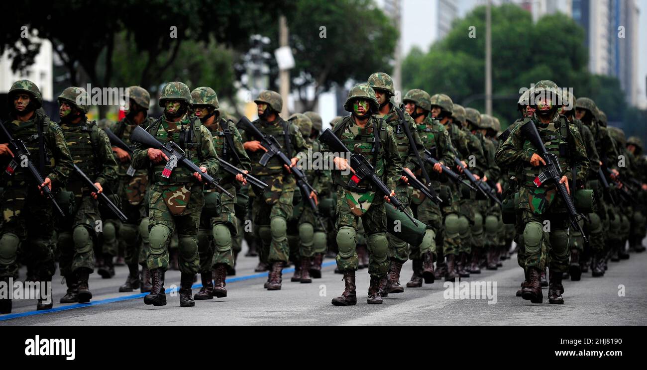 Sfilata militare il giorno dell'Indipendenza. Forze armate brasiliane truppe speciali che marciavano per strada insieme: Esercito, marina e aviazione Foto Stock