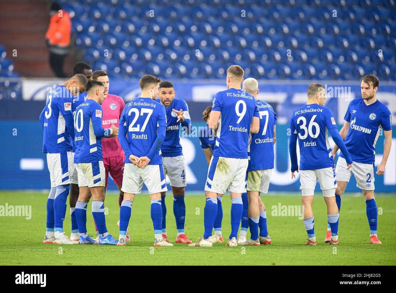 Team GE, team dopo la pausa di metà tempo, team talk del capitano Victor PALSSON (GE/ witte) Soccer 2nd Bundesliga, 19th matchday, FC Schalke 04 (GE) - Holstein Kiel (KI) 1: 1, il 16th gennaio 2022 a Gelsenkirchen/Germania. Le normative #DFL vietano l'uso di fotografie come sequenze di immagini e/o quasi-video # Â Foto Stock