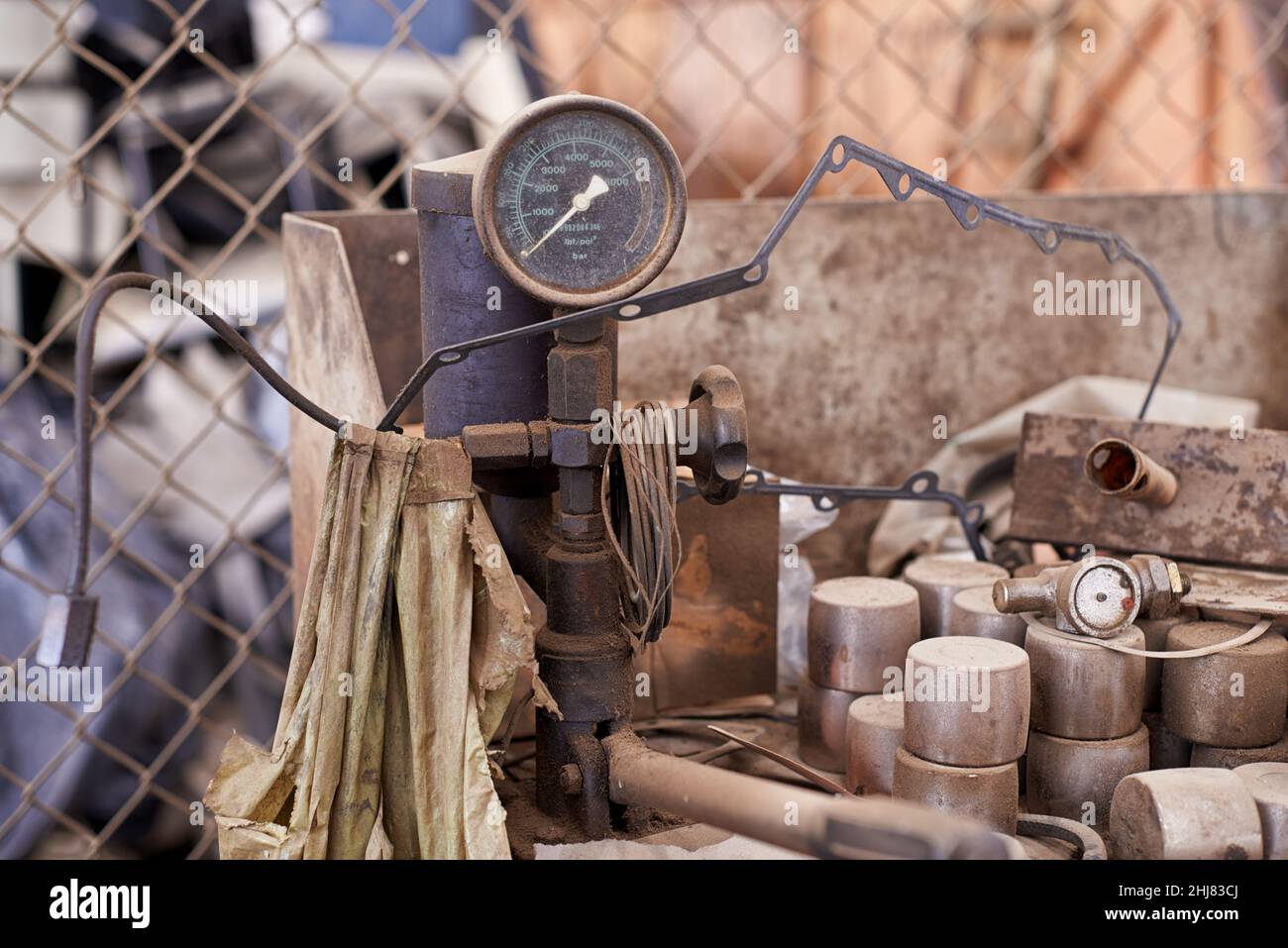 Rielaborazione industriale. Scatto ritagliato di un mucchio di attrezzatura e metallo di scarto. Foto Stock