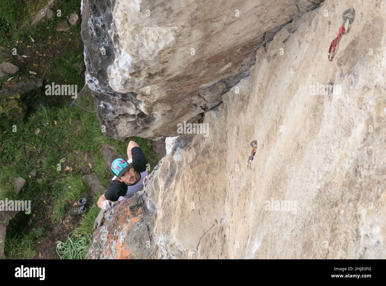 Scalatore ispanico di roccia che si arrampica per vedere la splendida rupe testurizzata Foto Stock