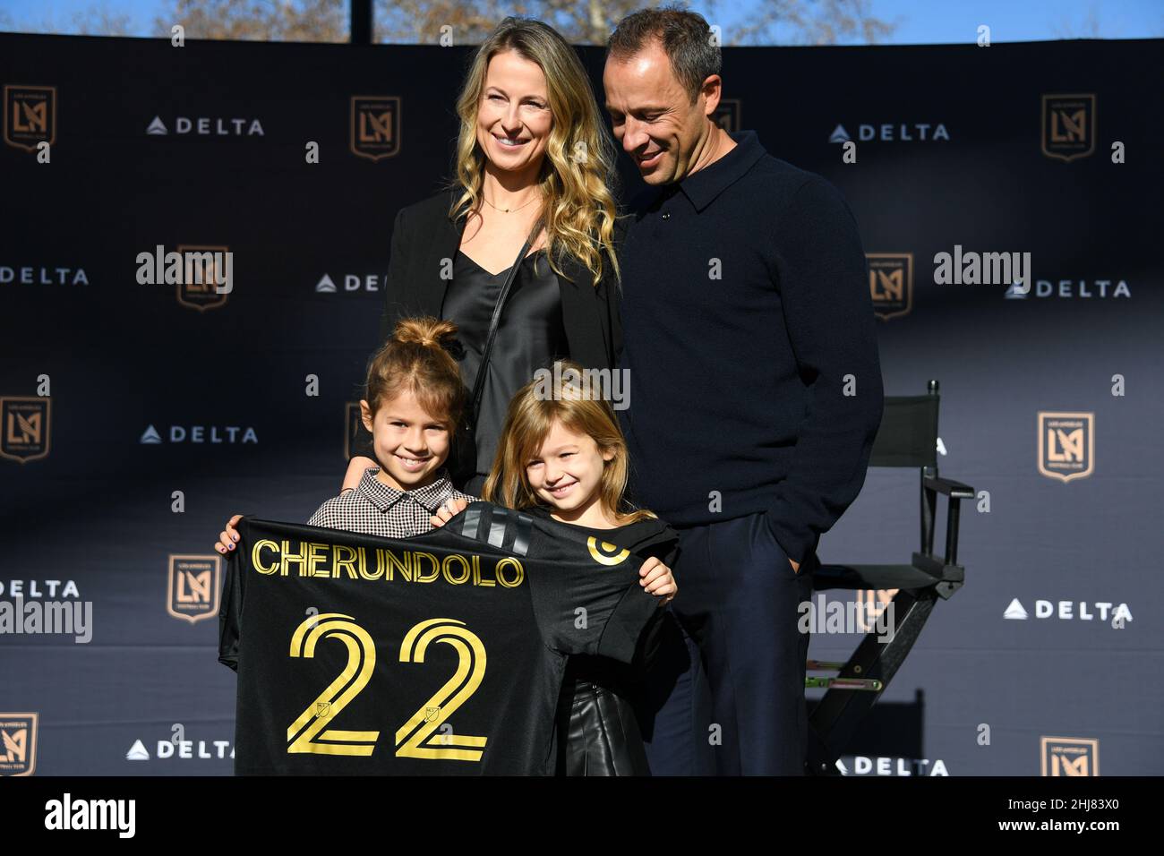 Steve Cherundolo pone con la moglie Mandy Cherundolo e le figlie durante una conferenza stampa per presentarlo come nuovo allenatore capo della LAFC, Mercoledì, J. Foto Stock