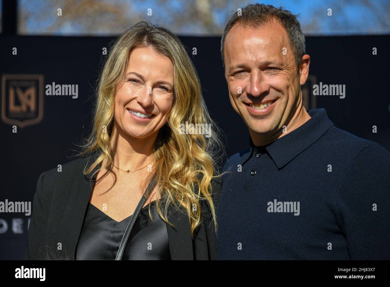Steve Cherundolo pone con la moglie Mandy Cherundolo durante una conferenza stampa per presentarlo come il nuovo allenatore capo di LAFC, Mercoledì, 5 gennaio 2022, io Foto Stock