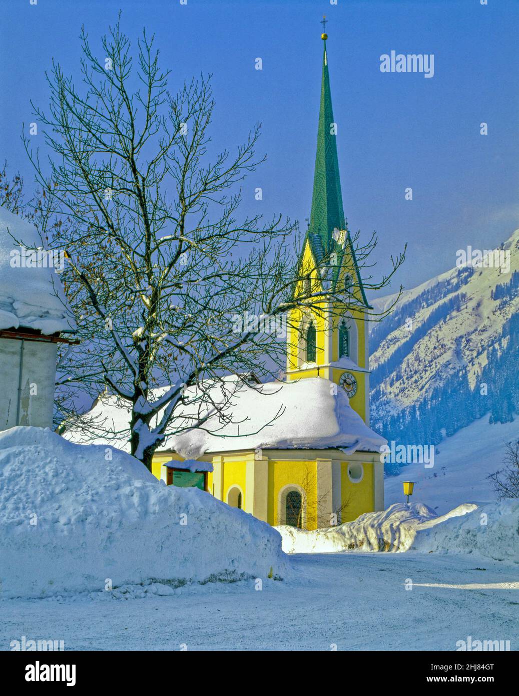 La Chiesa di San Nicola a Ischgl, Valle di Paznaun, Tirolo, Austria. Foto Stock