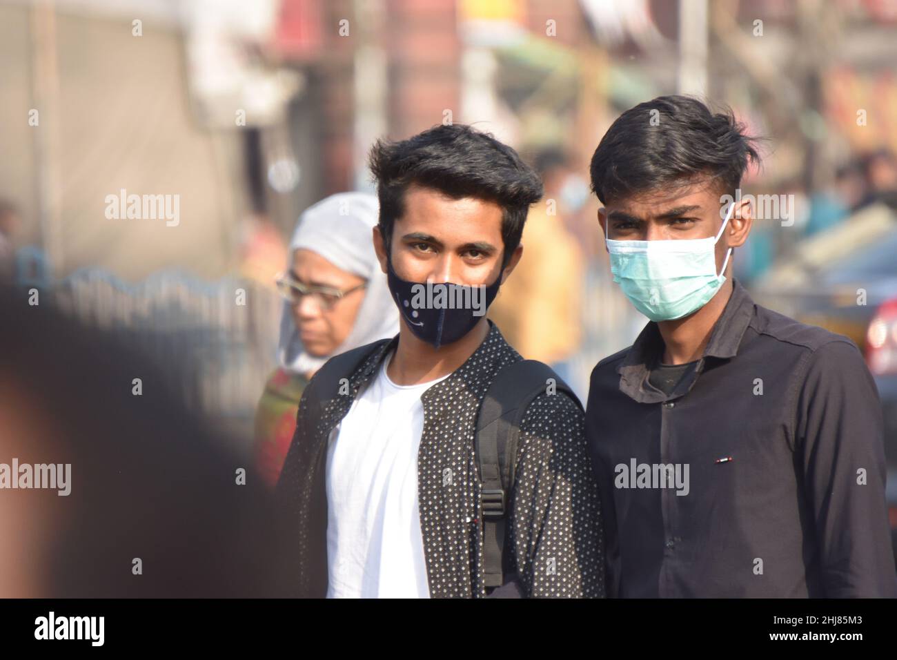 Kolkata, Bengala Occidentale, India. 27th Jan 2022. Persone di Kolkata indossare maschere, ma non conformi alle regole di distanza tra la terza ondata di Covid-19 in strada. (Credit Image: © Biswarup Gangully/Pacific Press via ZUMA Press Wire) Foto Stock