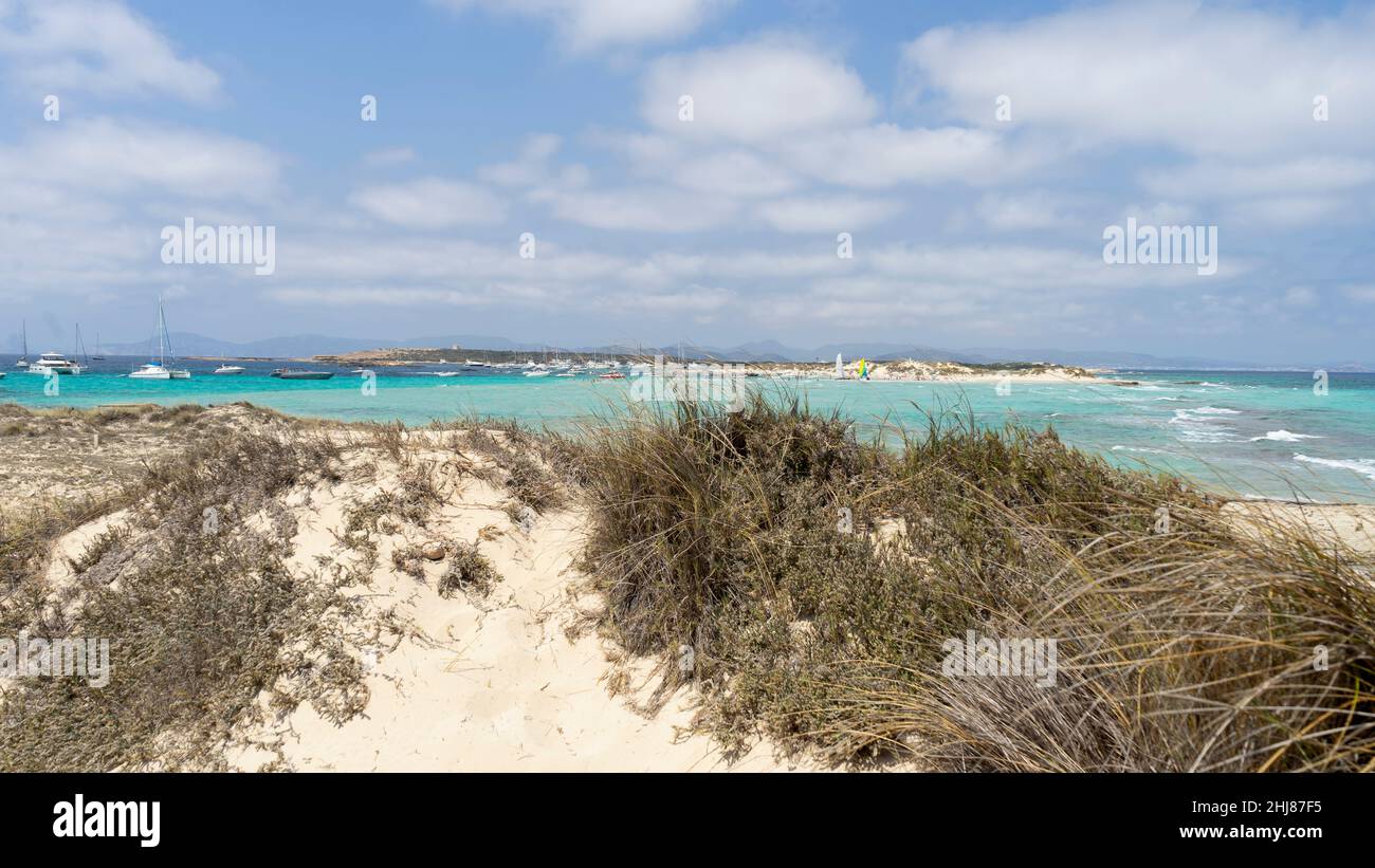 L'isolotto di Espalmador con dune di sabbia fa parte del Parco Naturale delle Saline di Ibiza e Formentera. Concetto di turismo, ecosistema e ambiente Foto Stock