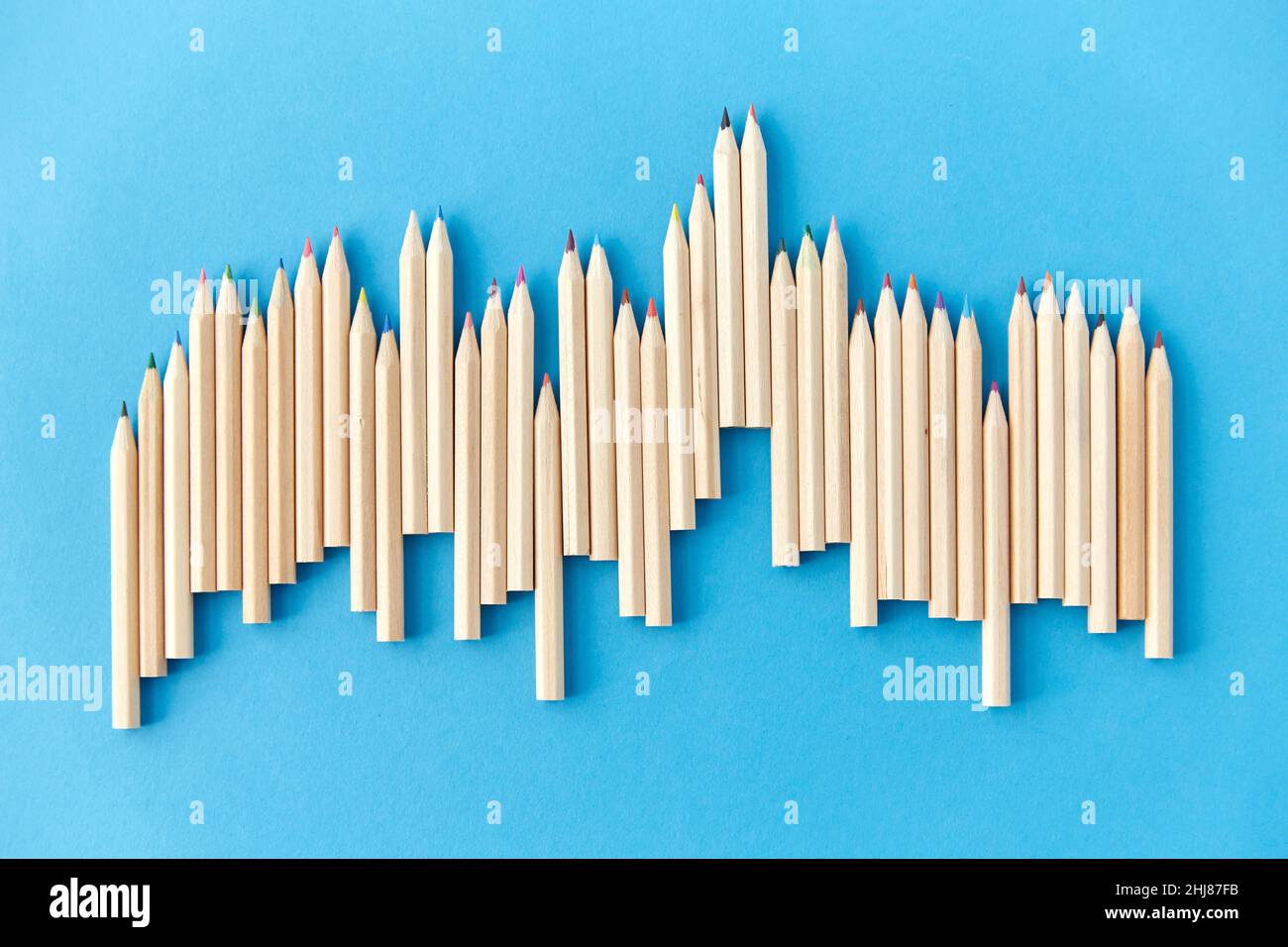 grafico delle matite da colorare su sfondo blu Foto Stock
