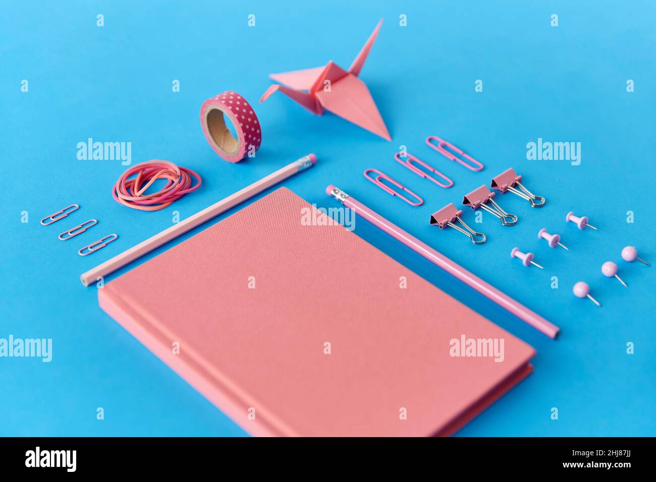 taccuino rosa, spilli, clip, matite e gomme Foto Stock