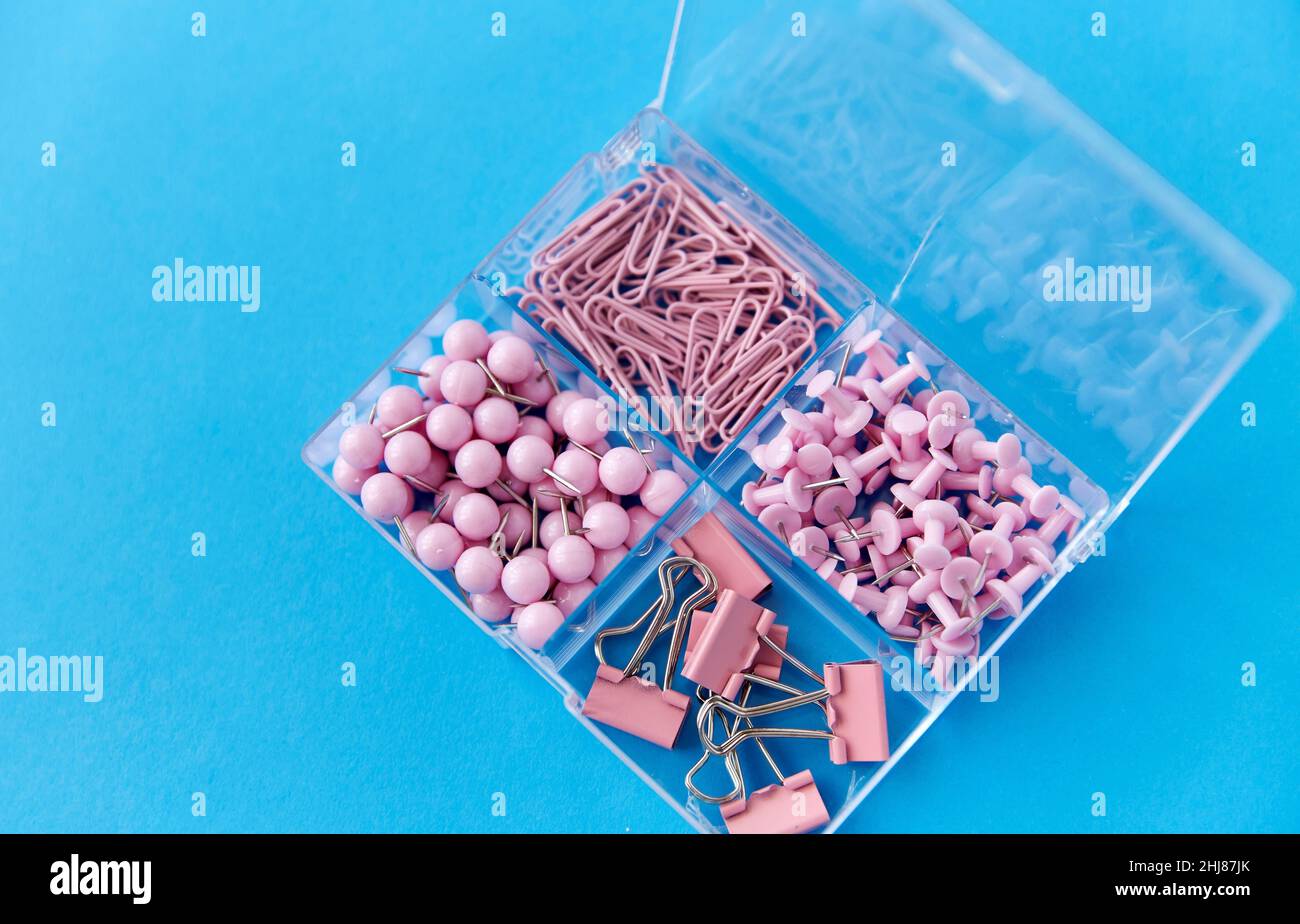 piedini e clip in plastica su sfondo blu Foto Stock