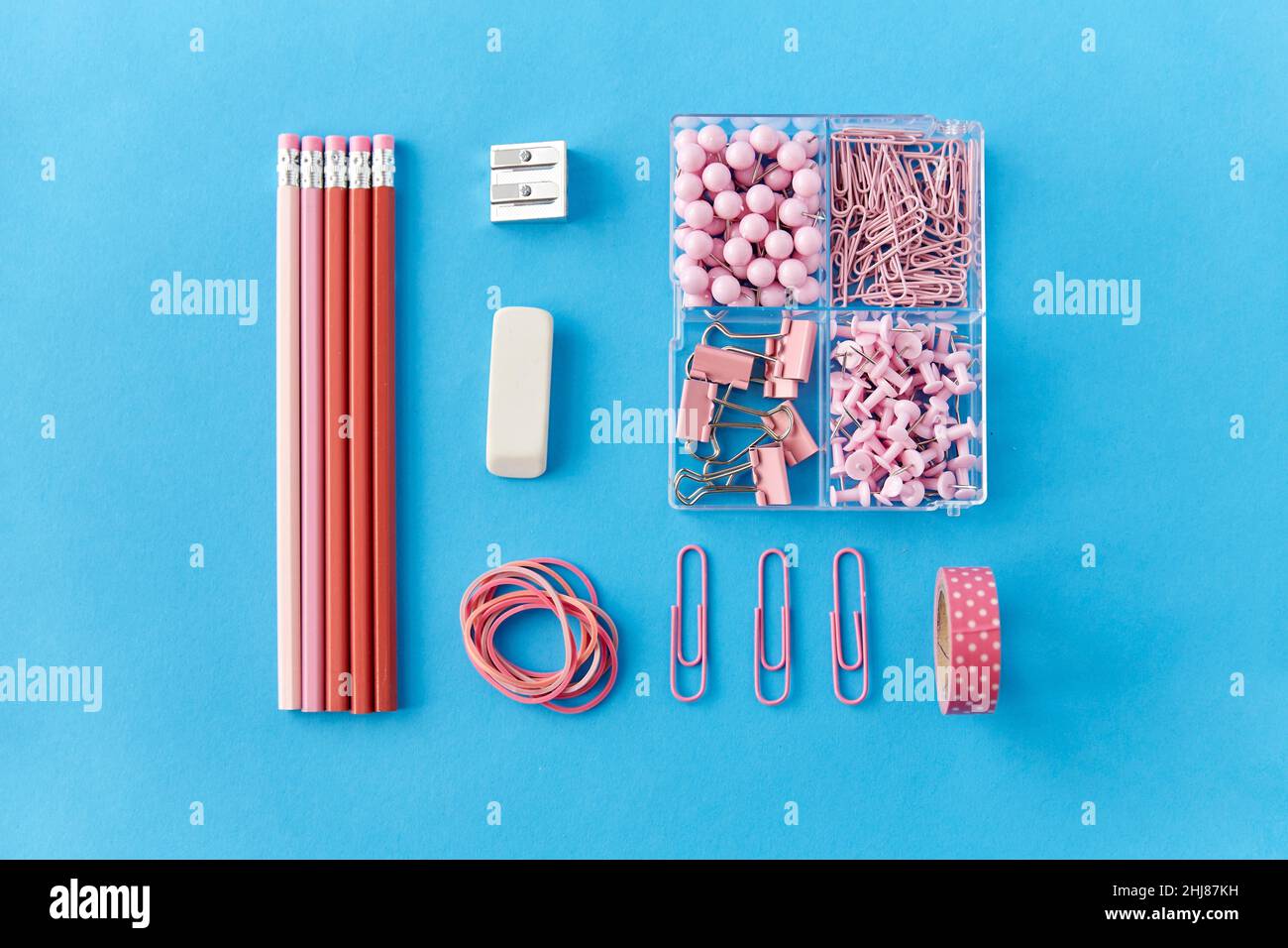 matite, perni, clip, gomma, affilatrice e gomma Foto Stock
