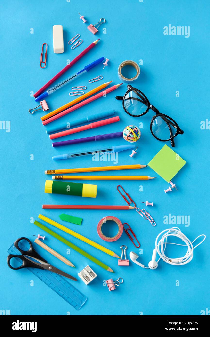 cancelleria o forniture scolastiche su sfondo blu Foto Stock