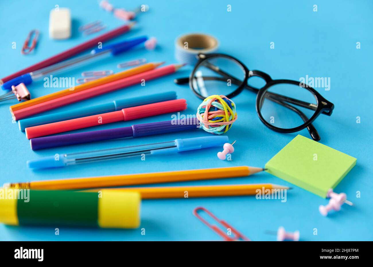 cancelleria o forniture scolastiche su sfondo blu Foto Stock