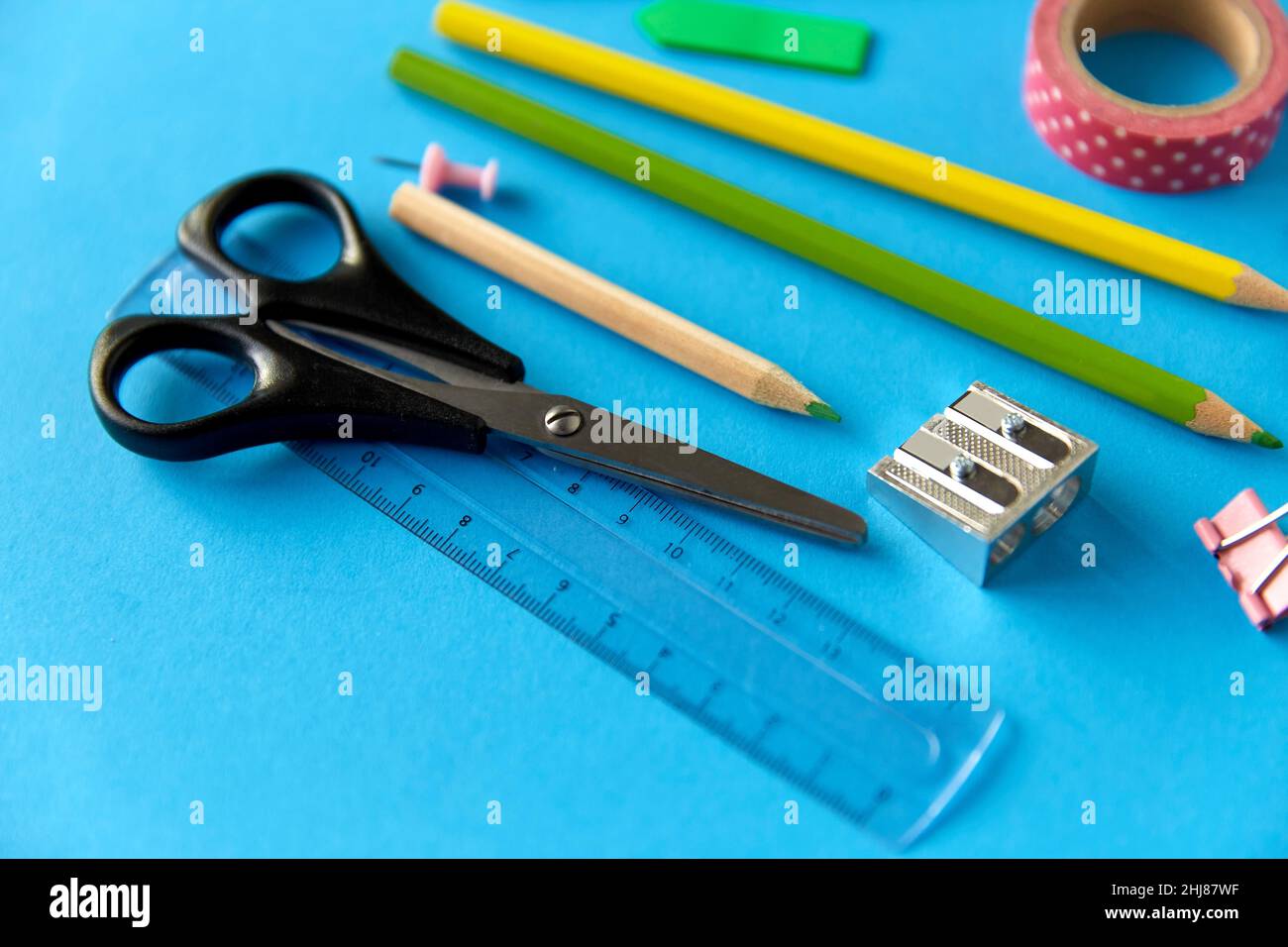 cancelleria o forniture scolastiche su sfondo blu Foto Stock