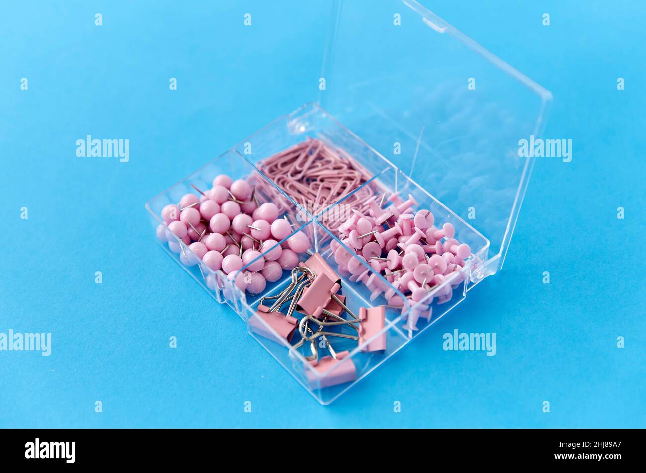 piedini e clip in plastica su sfondo blu Foto Stock