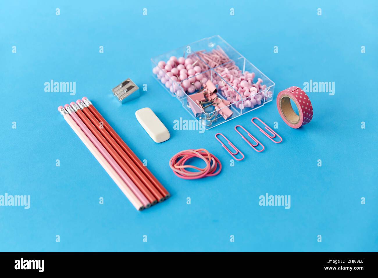 matite, perni, clip, gomma, affilatrice e gomma Foto Stock