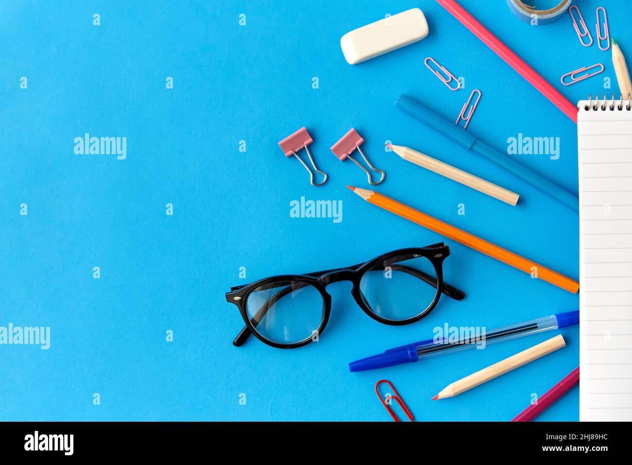 forniture per notebook e scuole su sfondo blu Foto Stock