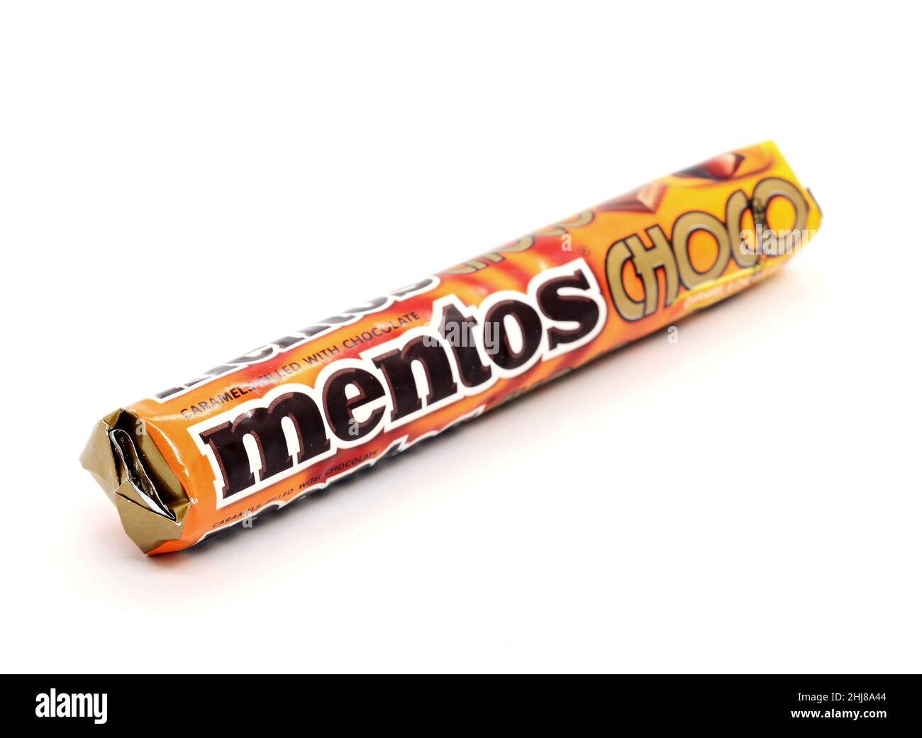 PRAGA, REPUBBLICA CECA - 15 DICEMBRE 2021: Chewy Mentos bastone caramella con cioccolato e sapore caramello su sfondo bianco. Foto Stock