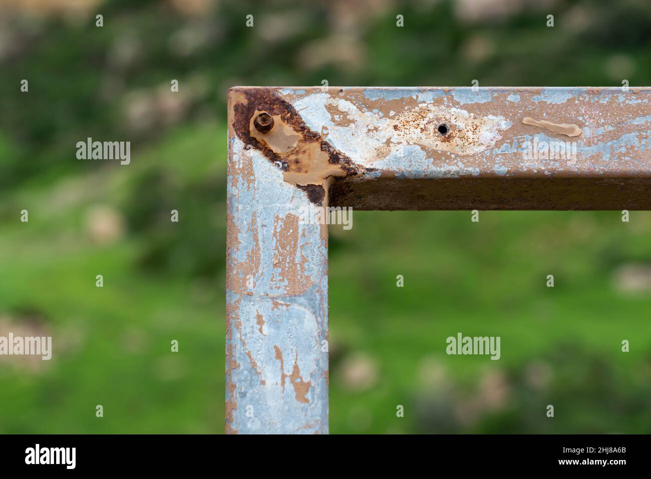 angolo di 90 gradi di una struttura in metallo arrugginito usurata Foto Stock