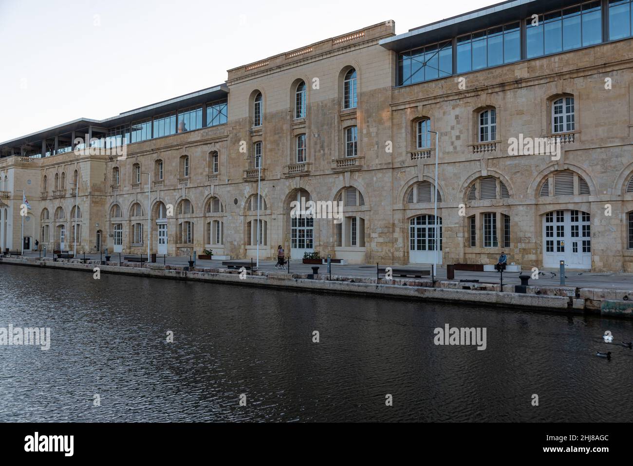 Valletta, Malta - 01 07 2022: Edifici sul lungomare con banchine Foto Stock