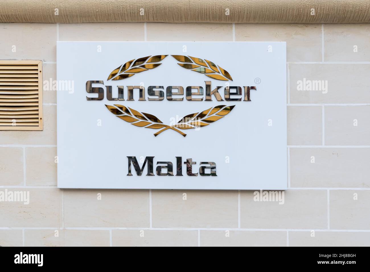 Saint Julian, Malta - 01 07 2022: Firma della società immobiliare Sunseeker a Portomaso Foto Stock