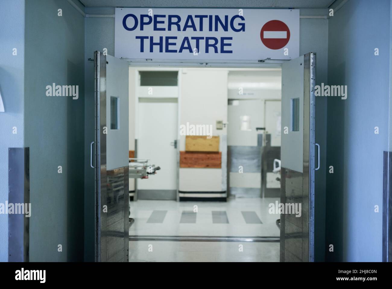 Aperto per chirurgia. Scatto di porte aperte che conducono a una sala operatoria in un ospedale. Foto Stock