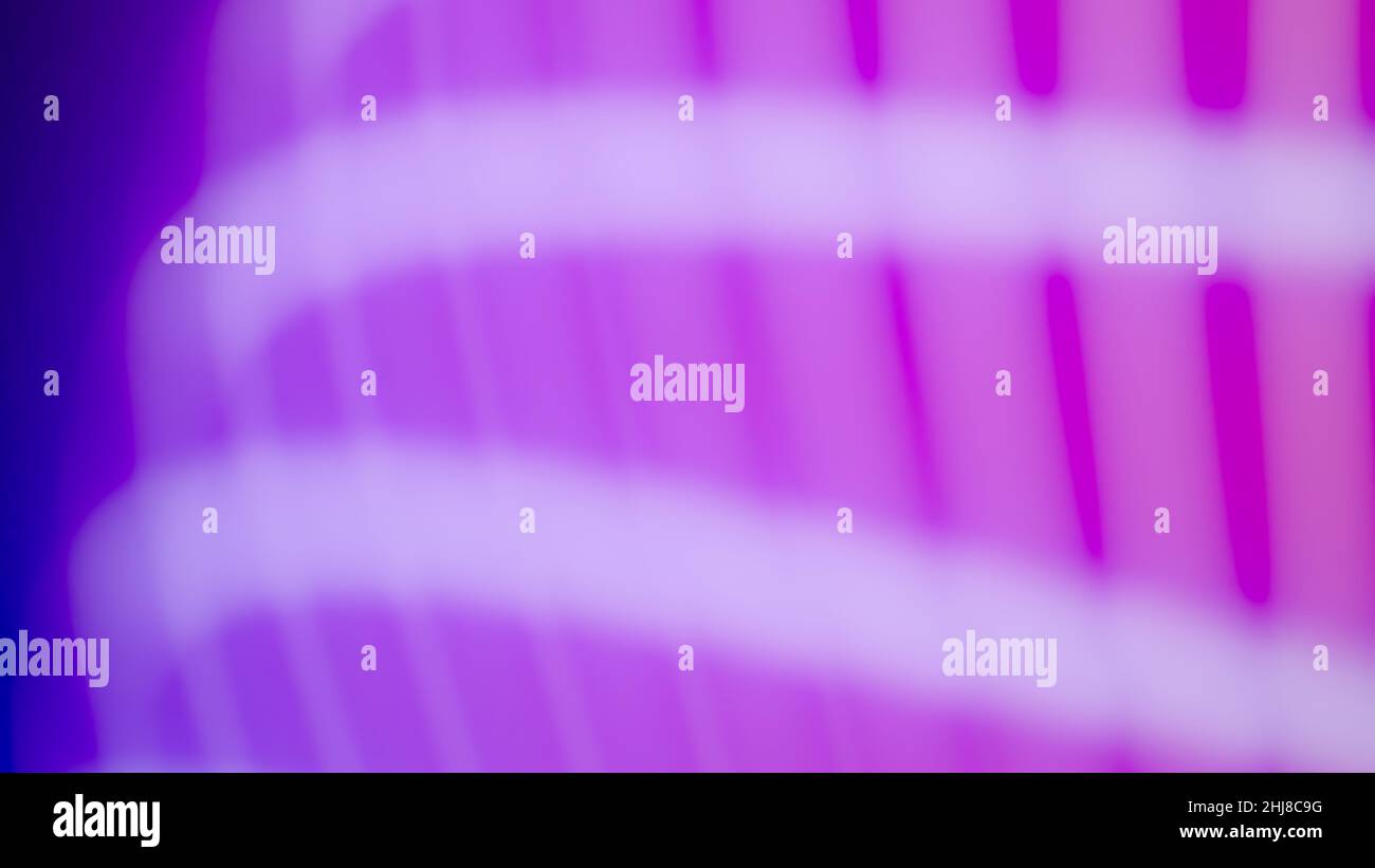 Sfondo neon viola brillante astratto con linee sfocate, curve o fasci di luce Foto Stock