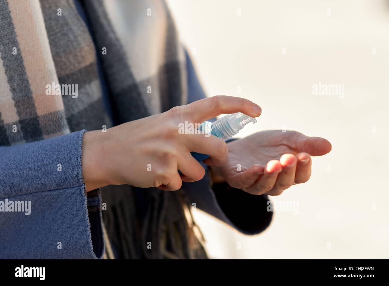 primo piano di donna che applica l'igienizzatore per le mani Foto Stock