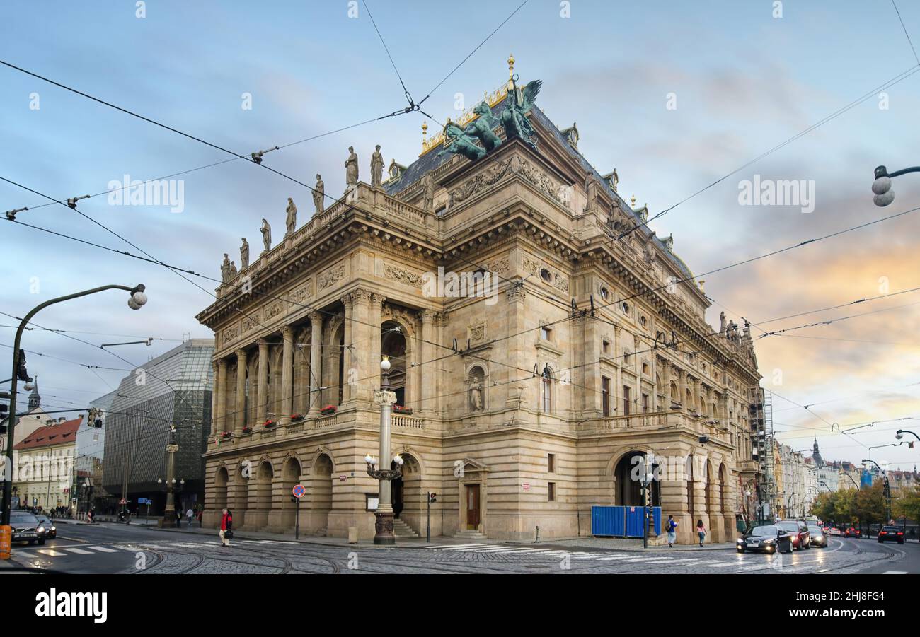 Il Teatro Nazionale dal Ponte Legione, noto come alma mater dell'opera ceca, e come monumento nazionale a Praga, Repubblica Ceca Foto Stock