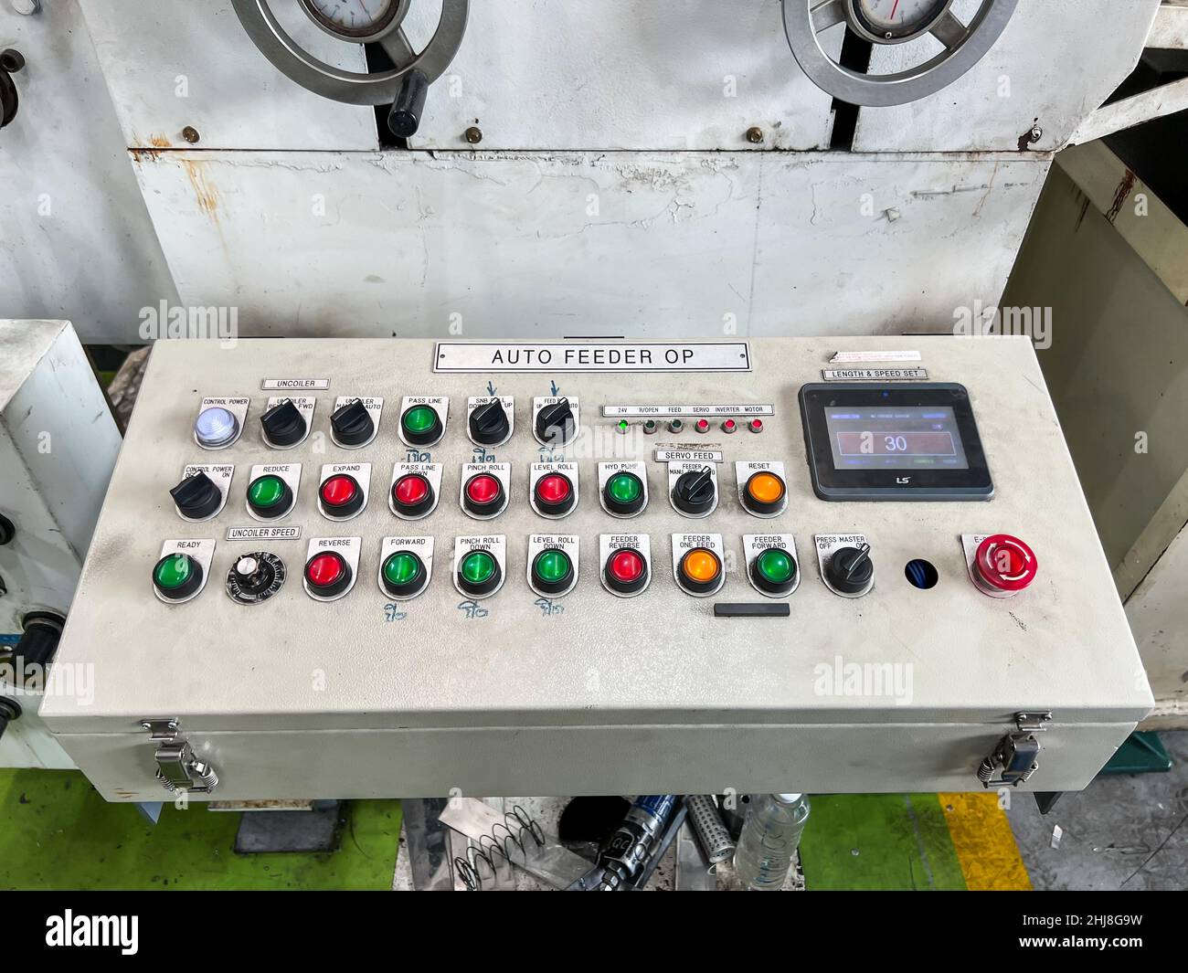 Armadio di controllo principale della macchina di alimentazione automatica per il supporto della pressa Foto Stock