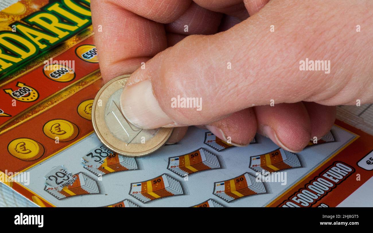 Biglietto della lotteria istantanea immagini e fotografie stock ad alta  risoluzione - Alamy