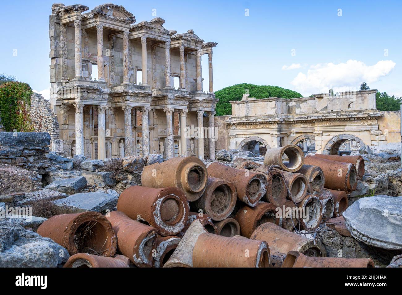 Tubi di piastrelle utilizzati nelle città antiche del periodo romano con sfondo Celsius Biblioteca nella città antica di Efeso a Selcuk nella provincia di Izmir, Turchia. Foto Stock