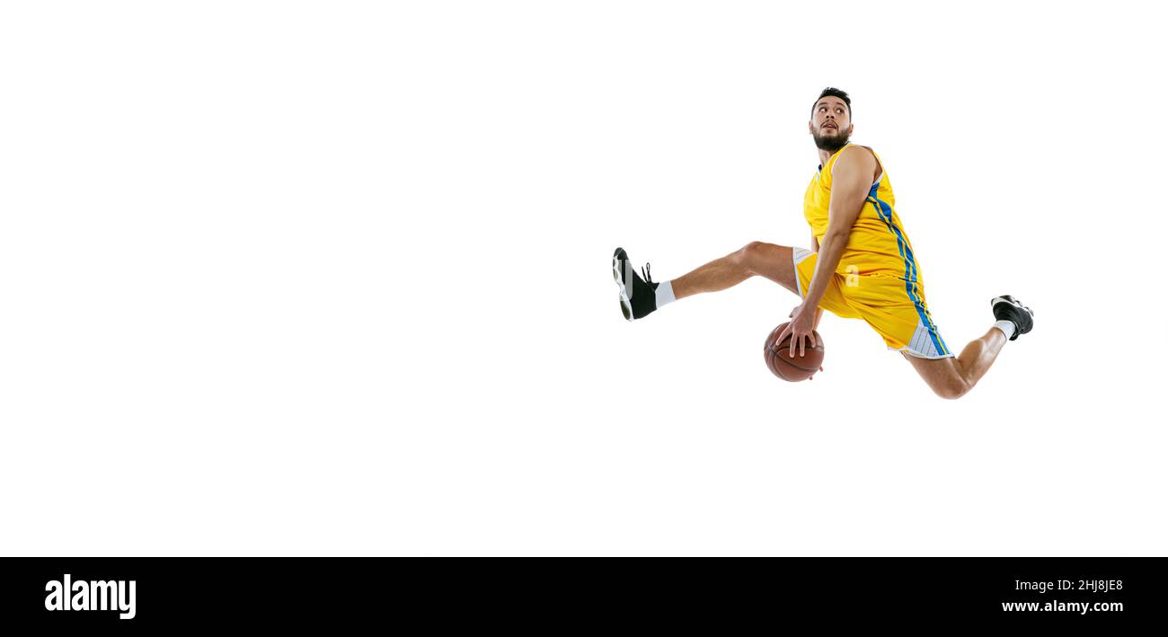 Volantino con uomo sportivo, giocatore di basket professionista che salta con palla isolata su sfondo bianco studio. Sport, movimento, attività, movimento Foto Stock