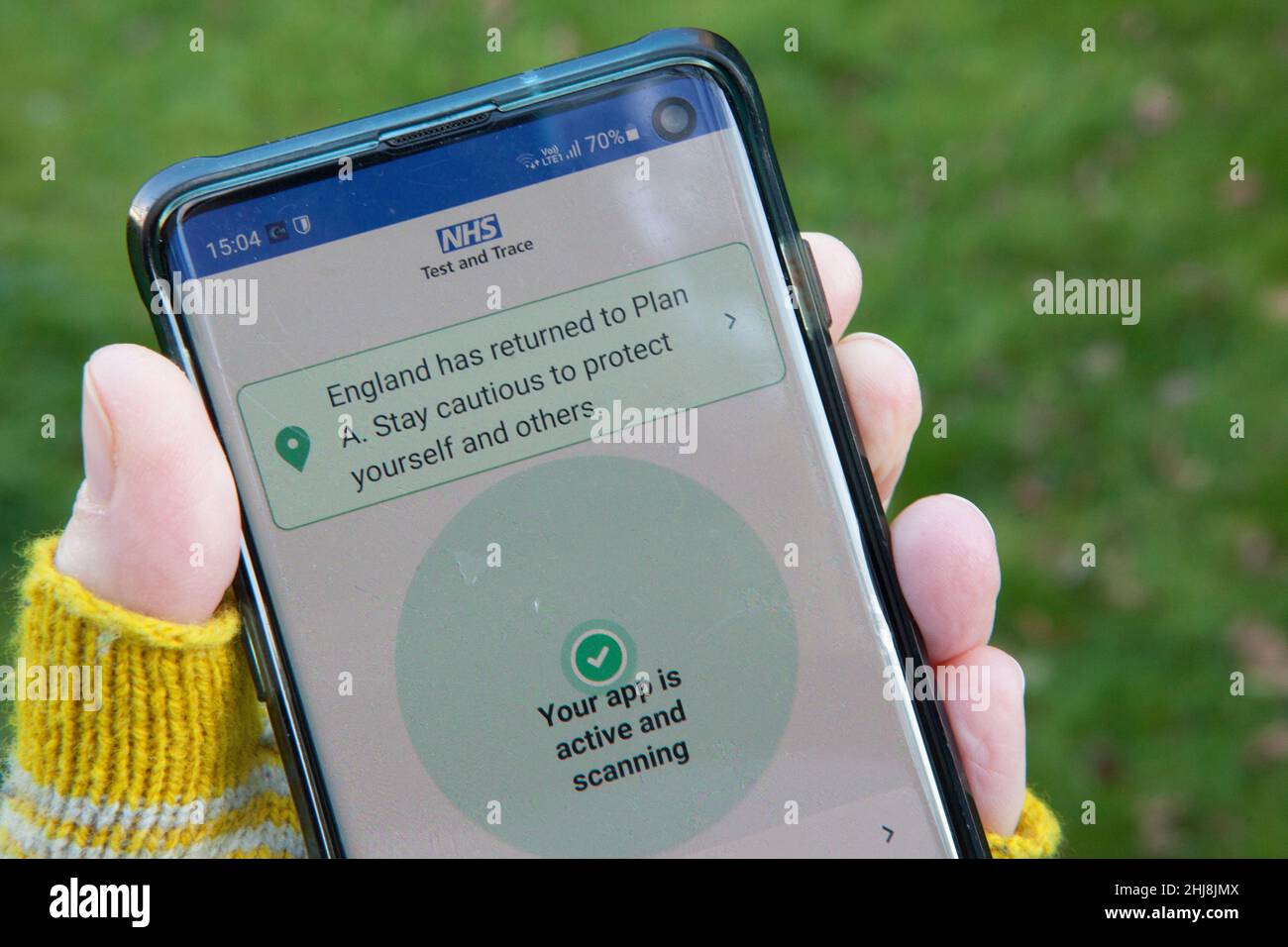 Londra, UK, 27 gennaio 2022: L'app NHS Test and Trace visualizza una notifica su un telefono cellulare che informa il proprietario che l'Inghilterra è passata alle politiche del piano A. "Fare attenzione a proteggere se stessi e gli altri" è il messaggio. Anche se il governo ora dice che le maschere facciali non sono necessarie negli spazi pubblici, molti negozi chiedono alla gente di continuare a farlo per mantenere il personale al sicuro. Anna Watson/Alamy Live News Foto Stock