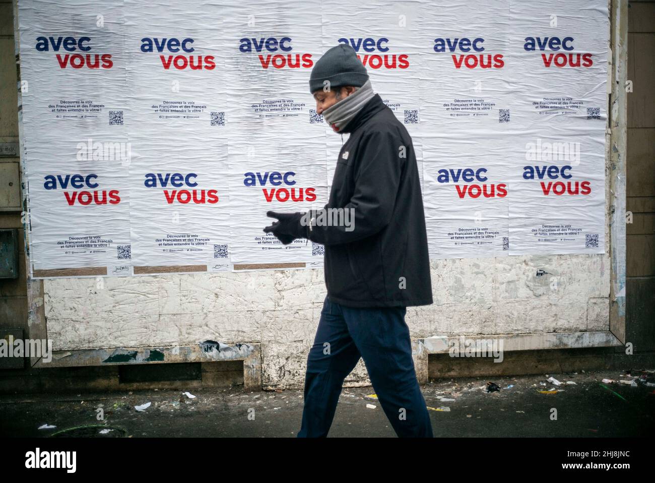 Una campagna di poster, intitolata 'avec vous (with You)', è stata organizzata da LREM (la Republique en Marche - partito politico lanciato da Emmanuel Macron) la notte di mercoledì a giovedì. Il presidente francese Emmanuel Macron non ha ancora annunciato ufficialmente la sua candidatura per le elezioni presidenziali del 2022. Parigi, Francia il 27 gennaio 2022. Foto di Eliot Blondt/ABACAPRESS.COM Foto Stock