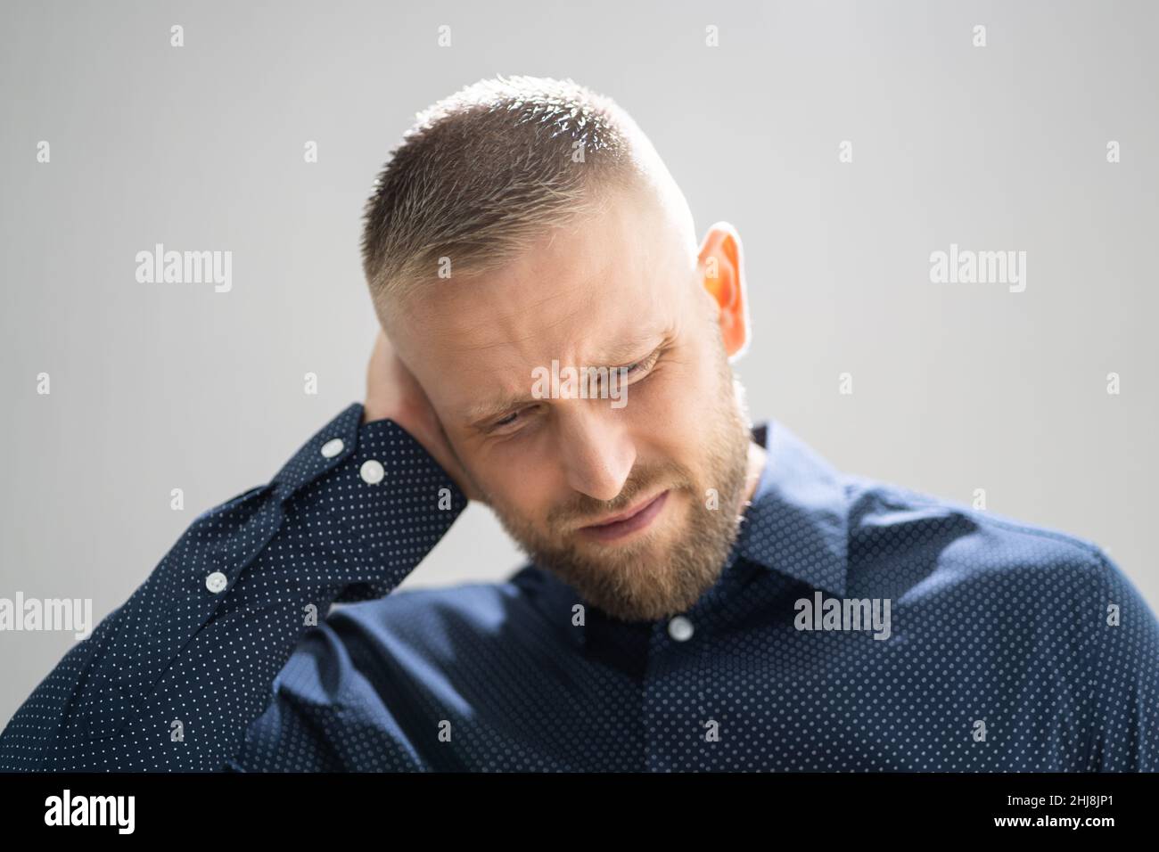 Dolore e dolore all'orecchio. Uomo infelice con otite externa Foto Stock